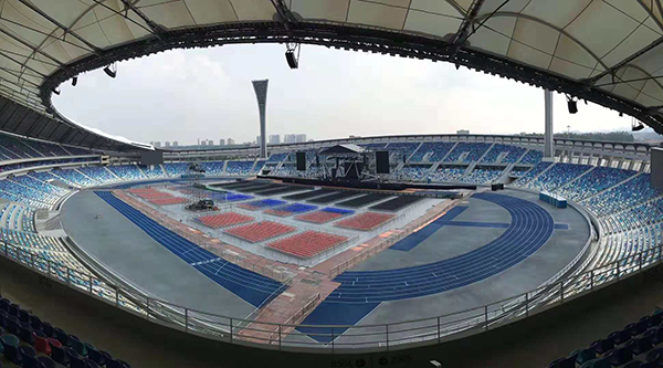 体育馆这类大型声场的扩声系统技术上有什么要求？